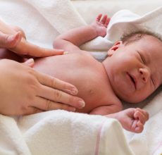Первая помощь при боли в животе у новорожденного