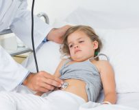 Если у ребенка болит живот и температура — что делать?