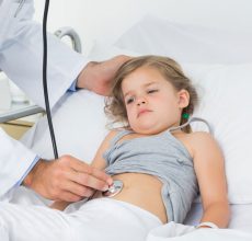 Если у ребенка болит живот и температура — что делать?