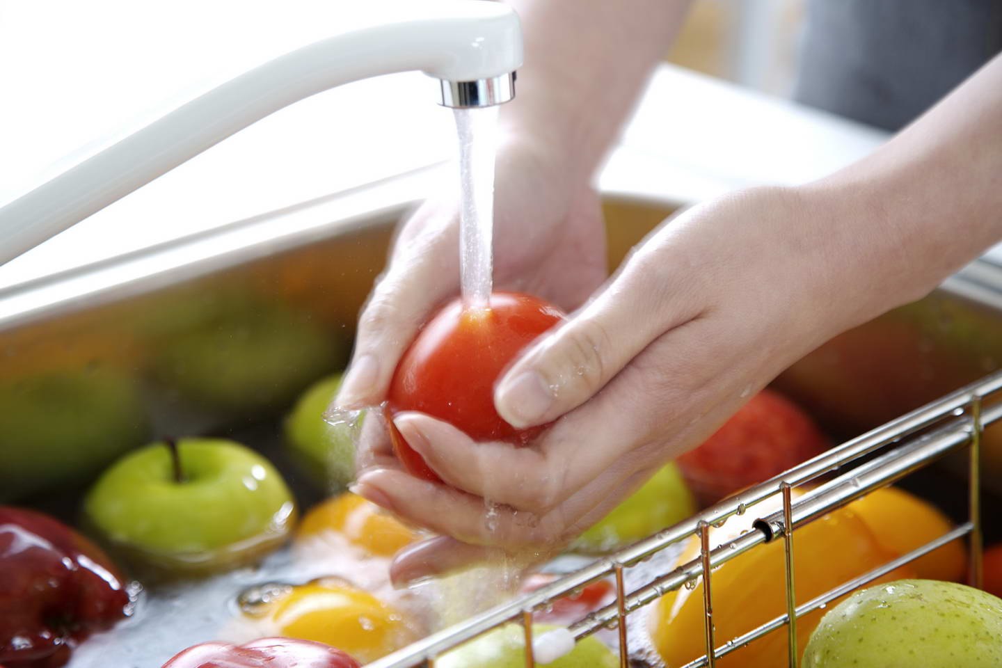 Обязательное мытье овощей и фруктов