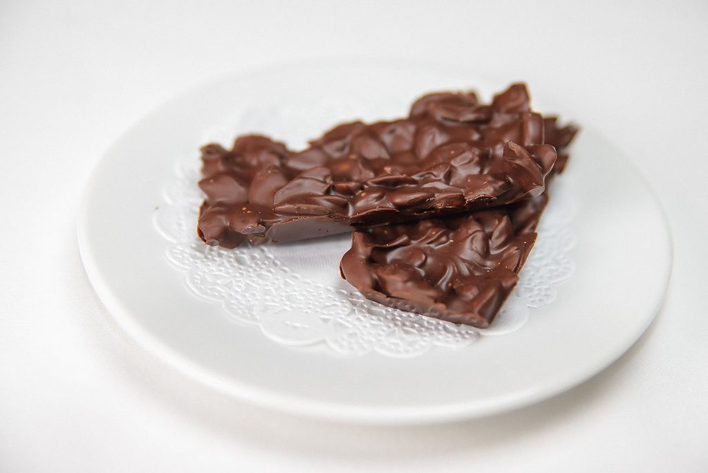 Черный шоколад с семечками тыквы