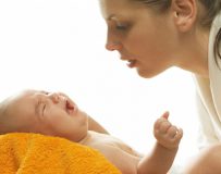 Срыгивание и рвота у новорожденных после кормления — в чем отличия?