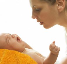 Срыгивание и рвота у новорожденных после кормления — в чем отличия?