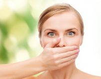 Причины кислого запаха изо рта