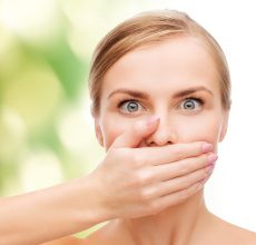 Причины кислого запаха изо рта