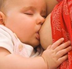 Почему бывает отрыжка у новорожденных после кормления?