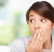 Как избавиться от зловонного запаха изо рта?