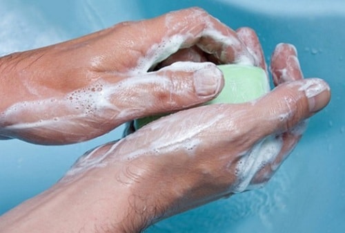 Мытье рук значительно уменьшит возможность заражения